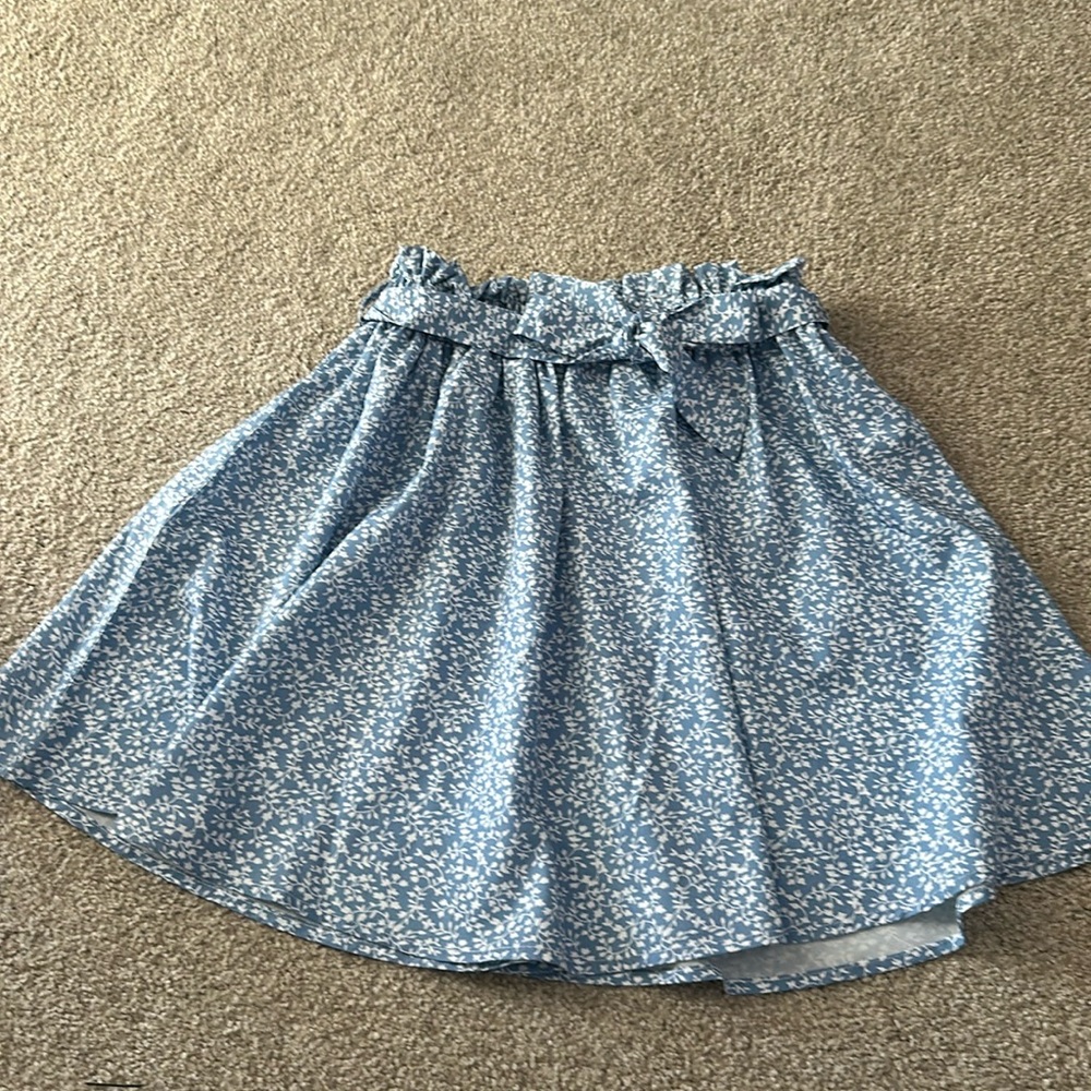 Shein flowy short skirt! Light blue and white pattern! Flower pattern! 11-12 y